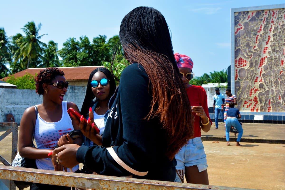 A conversation between friends, Ouidah